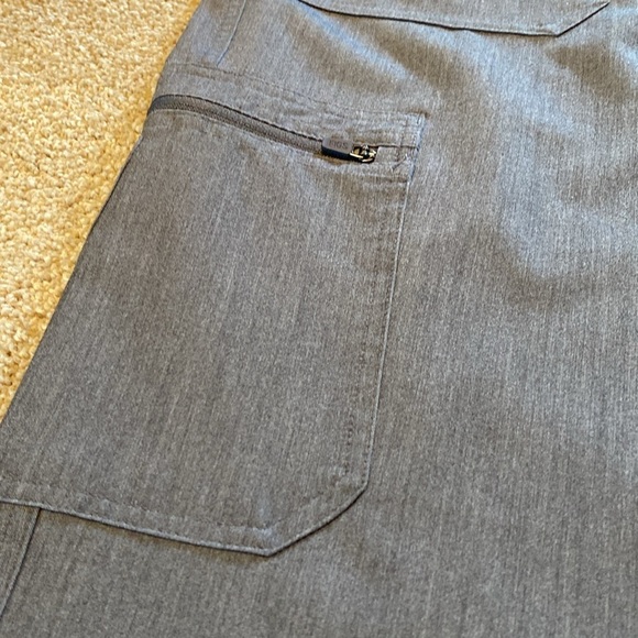 FIGS Technical Collection Cairo Scrub Pants & Chisec 3 Pocket V Top Graphite XXL - Picture 10 of 14